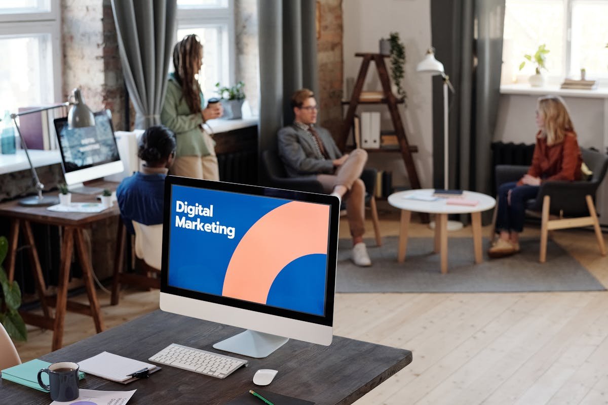 Tým pracující na digitálním marketingu